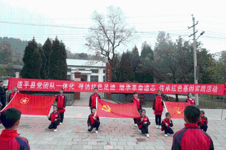 汪小菲的新女友意外地闯入了直播镜头,让众人一睹其真容